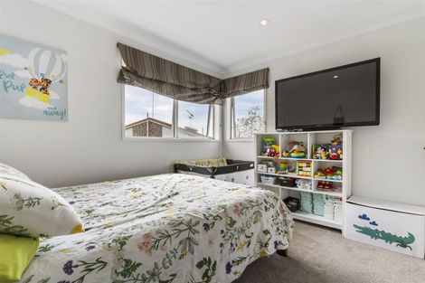 Photo of property in 1 Citation Way, Botany Downs, Auckland, 2010