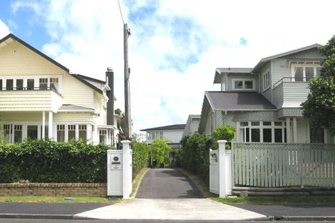 Photo of property in 9 Bridge View Road, Birkenhead, Auckland, 0626