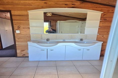 Photo of property in 3 Chestnut Grove, Maungaraki, Lower Hutt, 5010