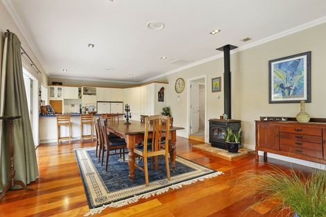 Photo of property in 186 Boord Crescent, Kumeu, 0891