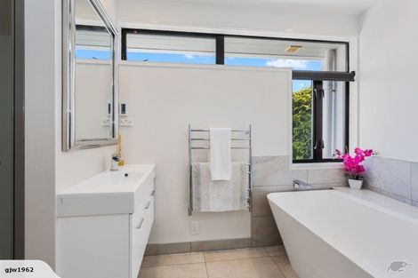 Photo of property in 9 Inverness Lane, Redcliffs, Christchurch, 8081