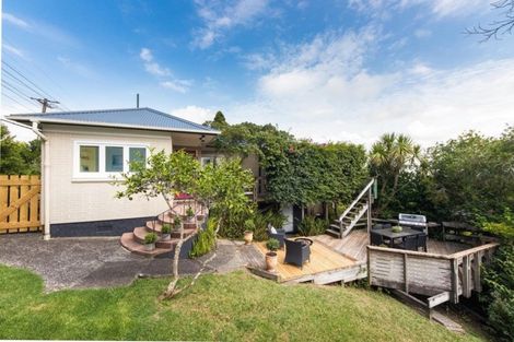 Photo of property in 21 Island Bay Road, Beach Haven, Auckland, 0626