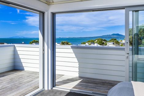 Photo of property in 17 Ocean View Road, Milford, Auckland, 0620