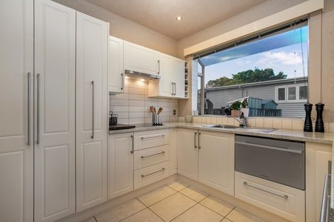 Photo of property in 4 Merville Avenue, Te Atatu South, Auckland, 0610