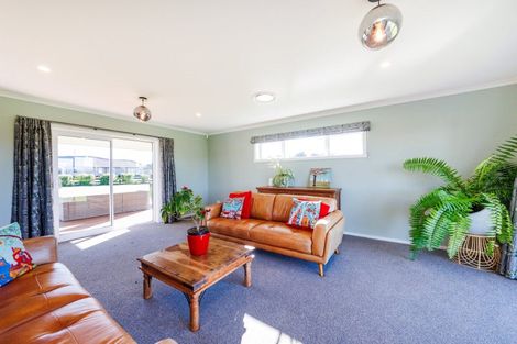 Photo of property in 21 Loveston Lane, Kelvin Grove, Palmerston North, 4470