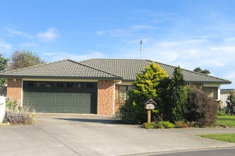Photo of property in 16 Magilligan Close, East Tamaki Heights, Auckland, 2016