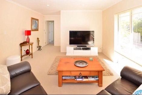 Photo of property in 21 Fulmar Way, Unsworth Heights, Auckland, 0632