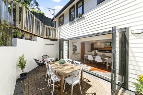 Photo of property in 98c Northland Road, Northland, Wellington, 6012