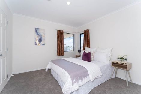 Photo of property in 17 Copplestone Place, New Lynn, Auckland, 0600