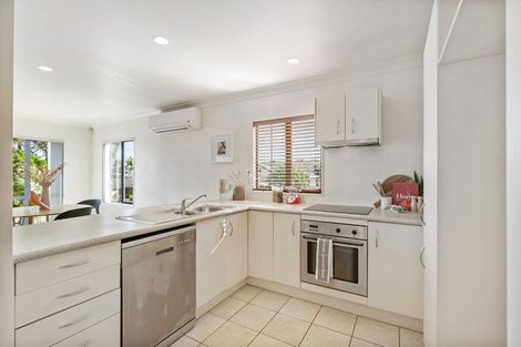 Photo of property in 1/14 Ponderosa Drive, Oteha, Auckland, 0632