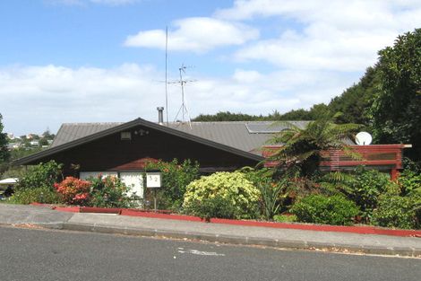 Photo of property in 32 Noeleen Street, Glenfield, Auckland, 0629