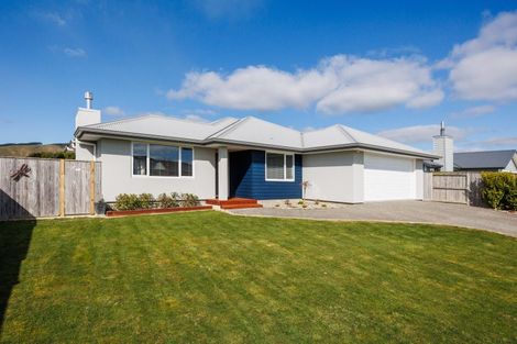 Photo of property in 6 Atlantic Drive, Fitzherbert, Palmerston North, 4410