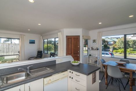 Photo of property in 121 Queens Road, Waikanae Beach, Waikanae, 5036
