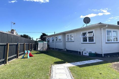 Photo of property in 2 Selwyn Street, Levin, 5510