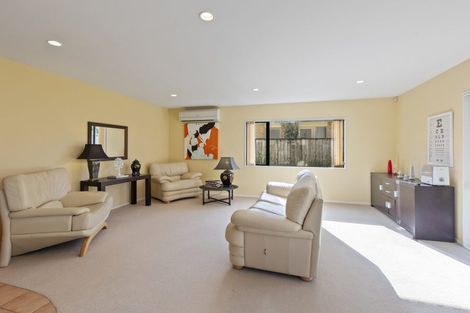 Photo of property in 24 Beach Road, Te Atatu Peninsula, Auckland, 0610