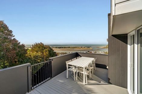 Photo of property in 18 Glendevere Terrace, Redcliffs, Christchurch, 8081