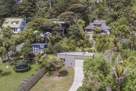 Photo of property in 7 Piha Road, Piha, 0772
