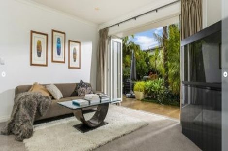 Photo of property in 2 Oscar Road, Greenhithe, Auckland, 0632