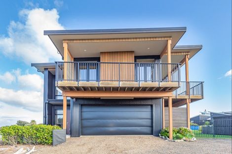 Photo of property in 61 Kent Avenue, Waitarere Beach, Levin, 5510