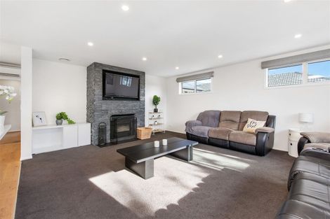 Photo of property in 40 Farquhars Road, Redwood, Christchurch, 8051