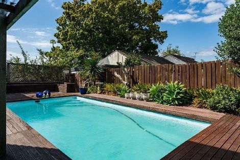 Photo of property in 475 Glenfield Road, Glenfield, Auckland, 0629