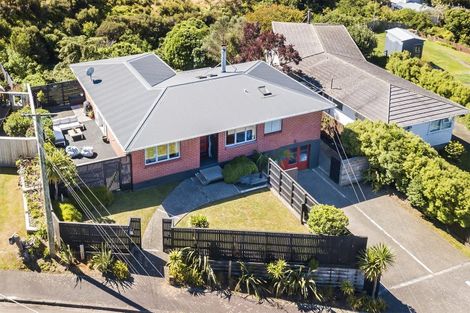 Photo of property in 18 Kapekape Place, Pukerua Bay, 5026