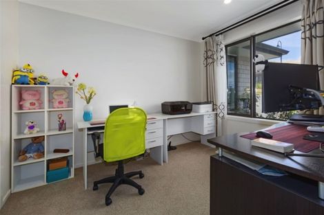 Photo of property in 82 Queen Charlotte Drive, Aotea, Porirua, 5024