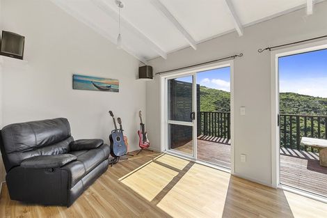 Photo of property in 16b Fernhaven Grove, Newlands, Wellington, 6037