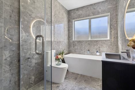 Photo of property in 16 Vinistra Road, Kumeu, 0810