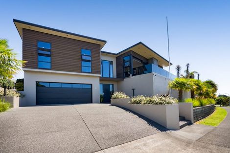 Photo of property in 15 Links Drive, Waiwhakaiho, New Plymouth, 4312