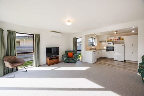 Photo of property in 2b Droylsden Place, Palmerston North, 4410