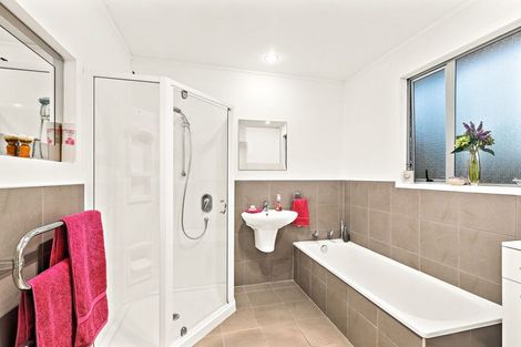 Photo of property in 2 Allington Road, Massey, Auckland, 0614