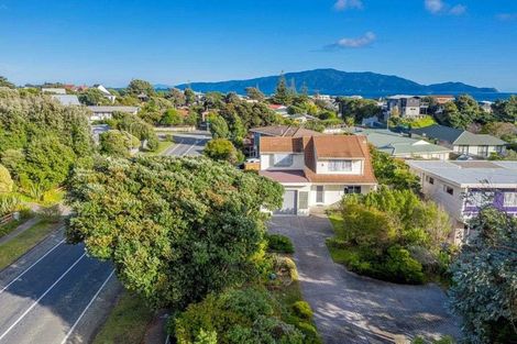 Photo of property in 1 Goldie Place, Waikanae Beach, Waikanae, 5036