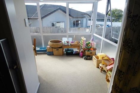 Photo of property in 11 Ward Crescent, Te Atatu Peninsula, Auckland, 0610