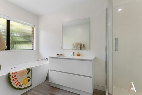 Photo of property in 4 Kingsclere Place, Goodwood Heights, Auckland, 2105