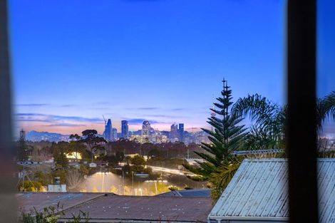 Photo of property in 18 Kennedy Avenue, Forrest Hill, Auckland, 0620