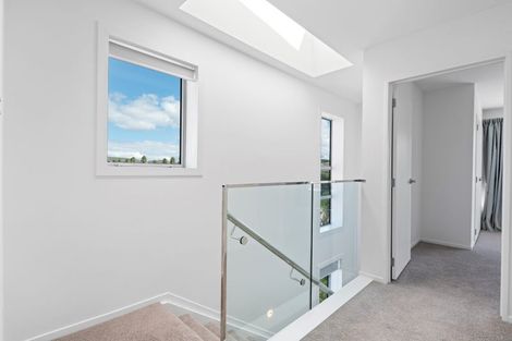 Photo of property in 5/10 Vinifera Place, Fairview Heights, Auckland, 0632