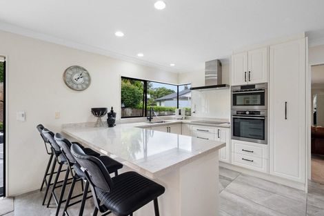 Photo of property in 9 Chisbury Terrace, Shelly Park, Auckland, 2014