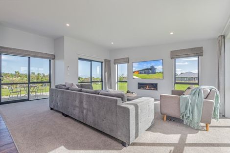 Photo of property in 49 Johnstone Drive, Fitzherbert, Palmerston North, 4410