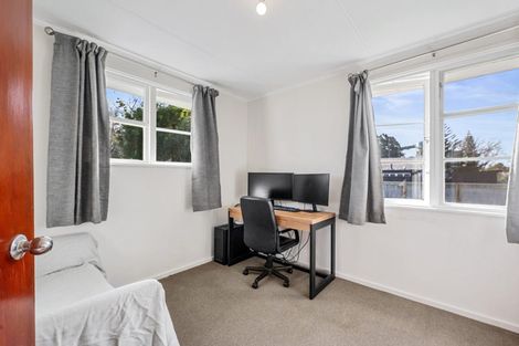 Photo of property in 2/11 Parakai Avenue, Parakai, 0830