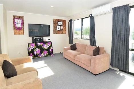 Photo of property in 3 Empressa Heights, Helensville, 0800