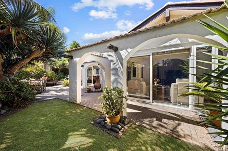 Photo of property in 8 Hedge Row, Sunnyhills, Auckland, 2010