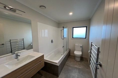 Photo of property in 4 Hooton Drive, Kumeu, 0810
