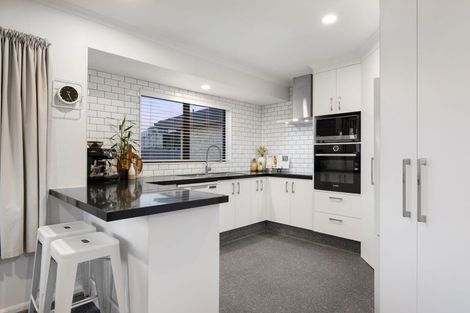 Photo of property in 17 Downing Place, Welcome Bay, Tauranga, 3112