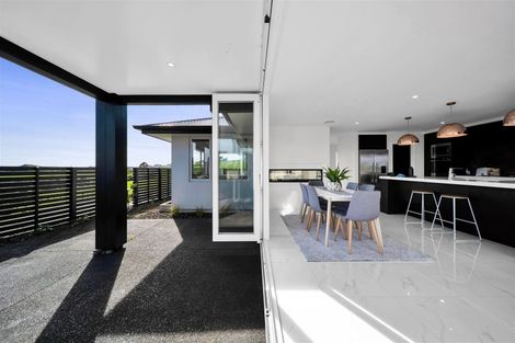 Photo of property in 4 Vardon Way, Waiwhakaiho, New Plymouth, 4312