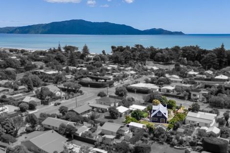 Photo of property in 16 Ngapaki Street, Waikanae Beach, Waikanae, 5036