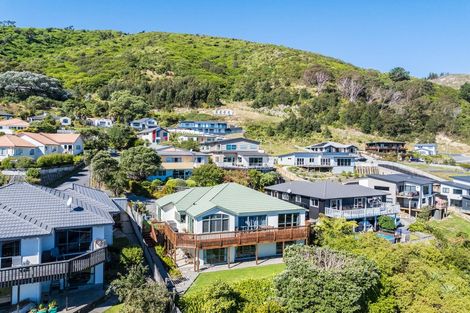 Photo of property in 56 Kakariki Grove, Waikanae, 5036