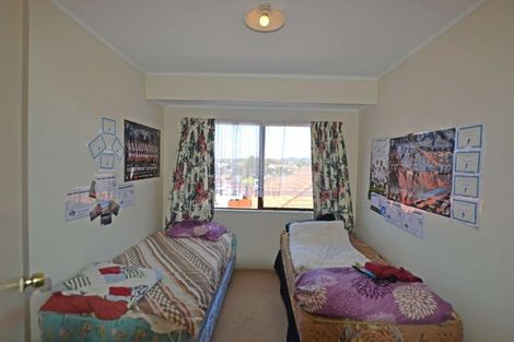 Photo of property in 3 Madigan Place, Glendene, Auckland, 0602