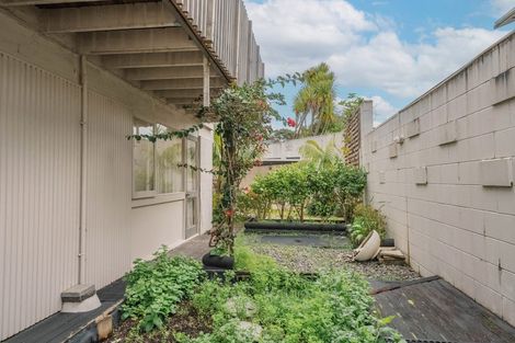 Photo of property in 1/18 Holdaway Avenue, Northcote, Auckland, 0627