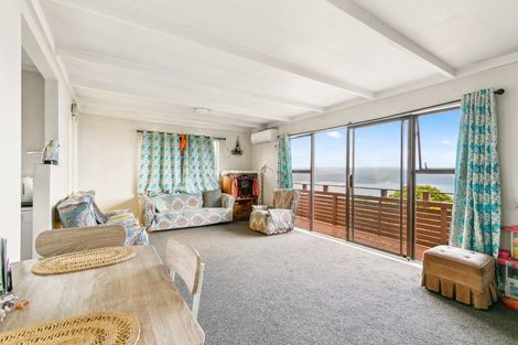 Photo of property in 40a Somes Crescent, Newlands, Wellington, 6037